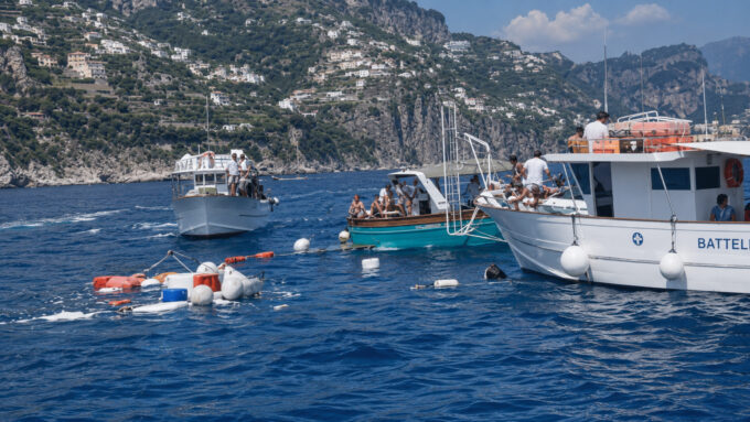 Scontro tra due gozzi al largo di Conca dei Marini: un’imbarcazione affonda, nessun ferito – VIDEO