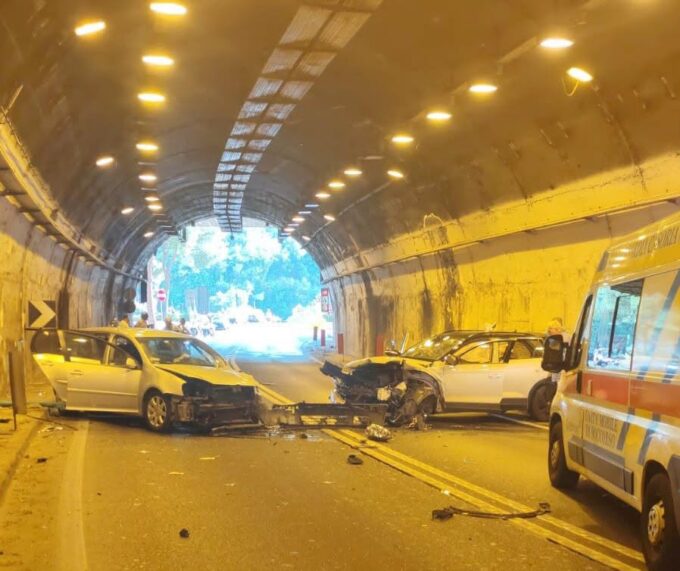 Vico Equense, grave incidente nella galleria Santa Maria di Pozzano: traffico paralizzato sulla Statale Sorrentina