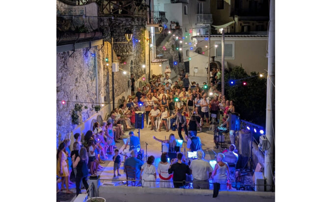 Positano, successo per “Liparliamoci”: piazza Bellina si riempie di musica, racconti e memoria