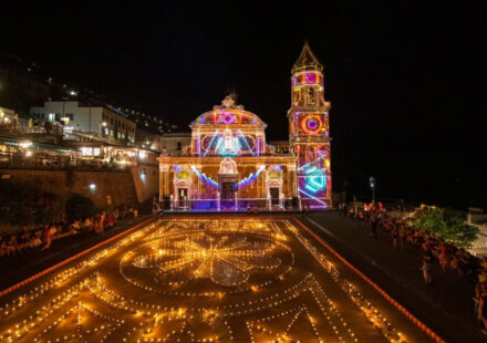 Praiano, questa sera gran finale per la Luminaria di San Domenico: fuoco, acrobazie e miti dell’Olimpo