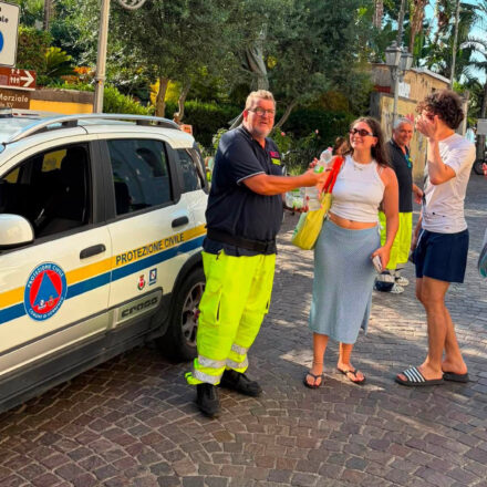 Ferragosto rovente, a Sorrento la Protezione Civile in strada: acqua distribuita a cittadini e turisti