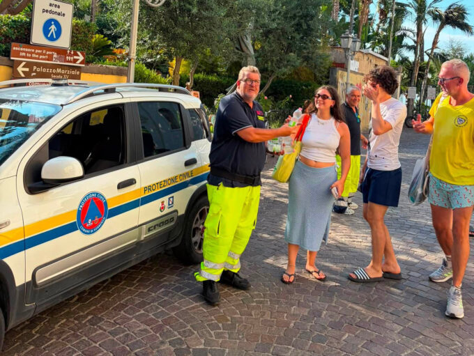 Ferragosto rovente, a Sorrento la Protezione Civile in strada: acqua distribuita a cittadini e turisti