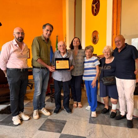 Sorrento saluta lo storico negozio di giocattoli “Purtusillo”: il sindaco Fattorusso consegna una targa alla famiglia Esposito