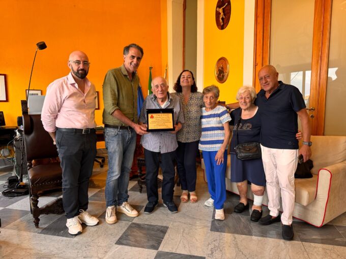 Sorrento saluta lo storico negozio di giocattoli “Purtusillo”: il sindaco Fattorusso consegna una targa alla famiglia Esposito