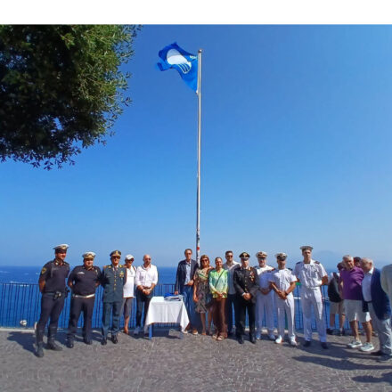 Sorrento celebra la Bandiera Blu: alla Villa Comunale la cerimonia di consegna ai lidi balneari