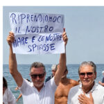Vico Equense, il tuffo di Raffaele Scarpato dopo dieci anni. Francesco Emilio Borrelli: «Il mare è dei cittadini»