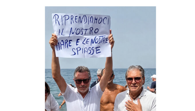 Vico Equense, il tuffo di Raffaele Scarpato dopo dieci anni. Francesco Emilio Borrelli: «Il mare è dei cittadini»