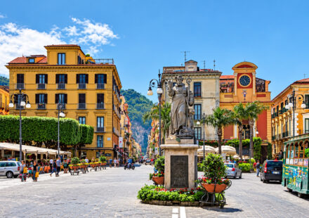Intervista impossibile. Piazza Tasso, il cuore che ha cambiato posto: «Sono il frutto di una grande trasformazione»
