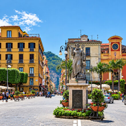 Intervista impossibile. Piazza Tasso, il cuore che ha cambiato posto: «Sono il frutto di una grande trasformazione»