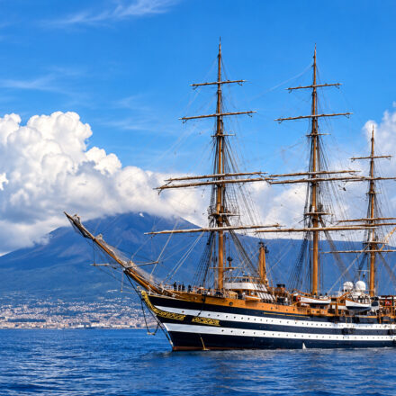 La nave scuola Amerigo Vespucci è tornata a Castellammare di Stabia: date, orari e modalità per visitarla