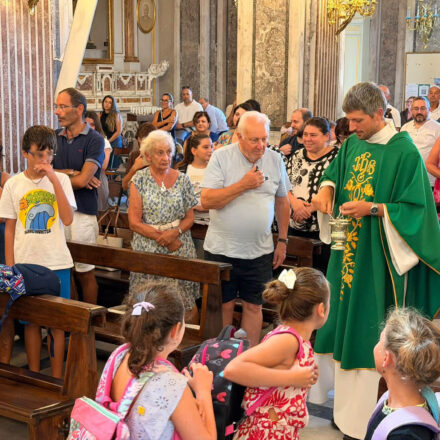 Sant’Agnello, benedizione per studenti ed insegnanti: in parrocchia la preghiera per il nuovo anno scolastico