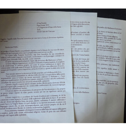 Dalla Penisola Sorrentina una lettera di Laura Cuomo a Papa Leone XIV: «Ripensare i fuochi d’artificio nelle feste religiose»
