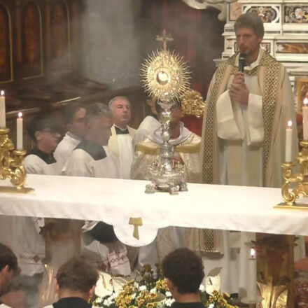 Piano di Sorrento, terza sera della novena di San Michele: don Antonino invita a riconoscere i pensieri che abitano il cuore – VIDEO