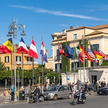 Sorrento, l’appello dal cuore per Piazza Tasso: torniamo a far sventolare i colori dell’internazionalità