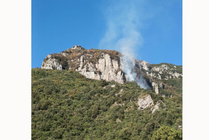Ancora fuoco sulle montagne di Positano: difficile l’intervento del Canadair – VIDEO