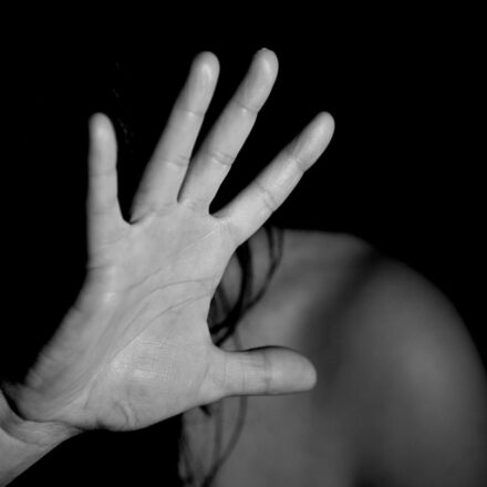 Castellammare di Stabia, giovane donna sequestrata e violentata: arrestato un 26enne
