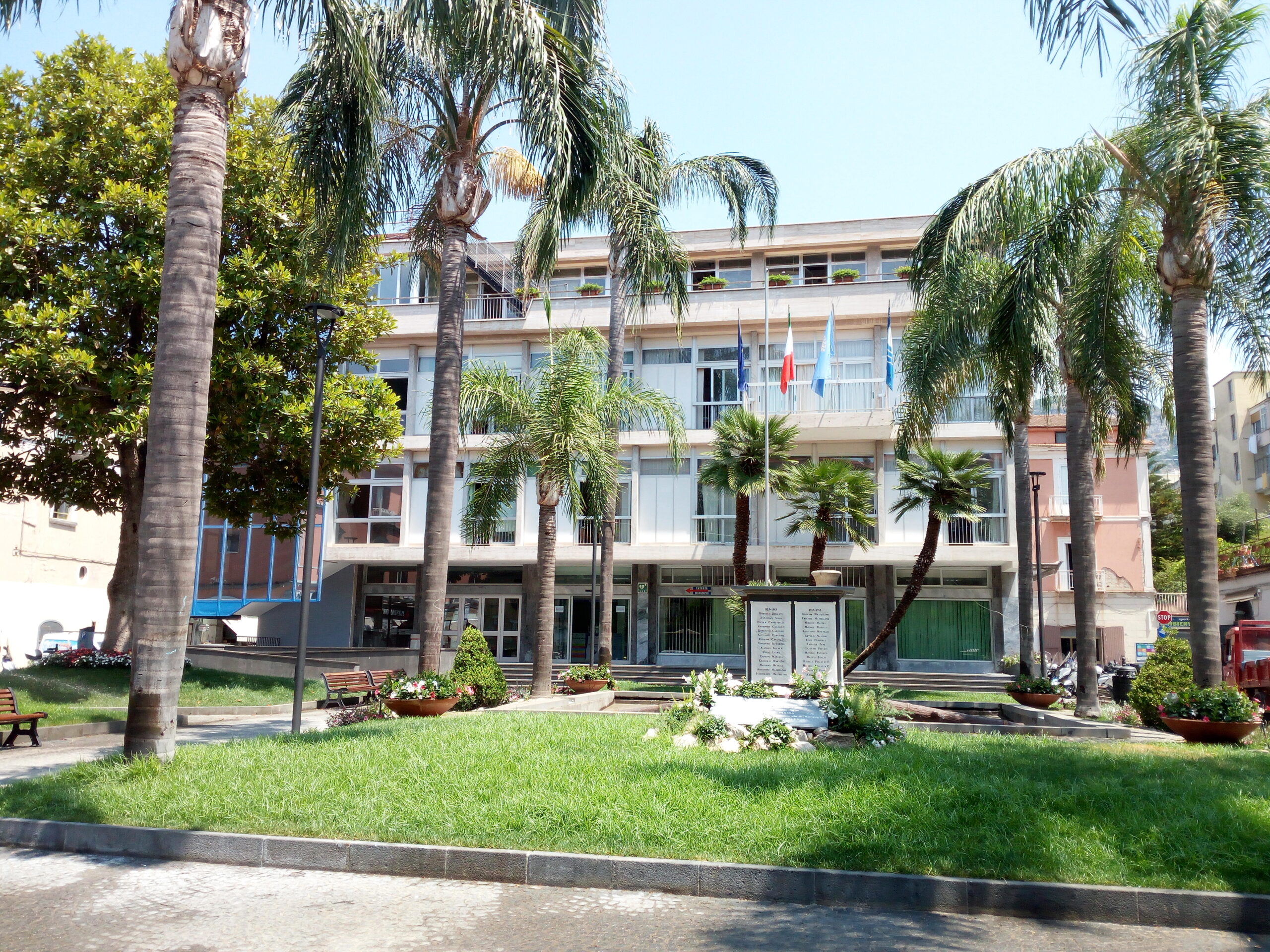 Piano di Sorrento, antenna Iliad sulla Casa comunale: via libera all’accordo da 8mila euro annui